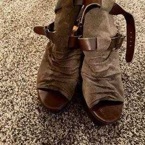 Adorable wedged heel shoes